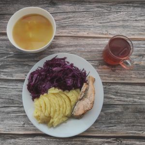 Zdjęcie przedstawia Dietę podstawową: Dyniowa z makaronem Ziemniaki z koperkiem gotowane Łosoś pieczony Surówka z kapusty czerwonej z olejem Kompot owocowy z jabłkami